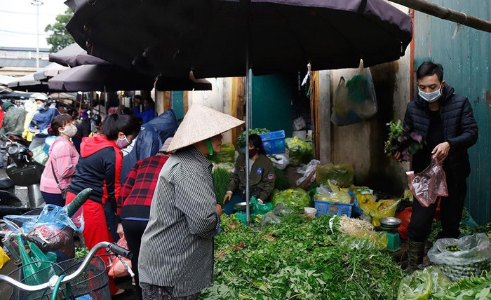 Tuy nhiên, thực tế là người dân đến mua hàng tại chợ đầu mối vẫn không giữ được khoảng cách để phòng, chống dịch.