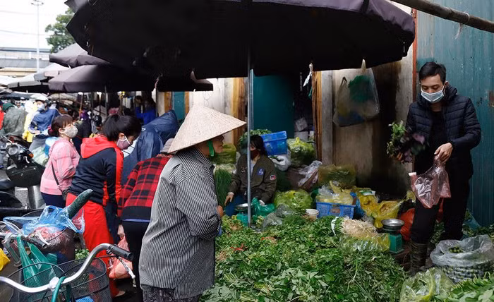 Tuy nhiên, thực tế là người dân đến mua hàng tại chợ đầu mối vẫn không giữ được khoảng cách để phòng, chống dịch.