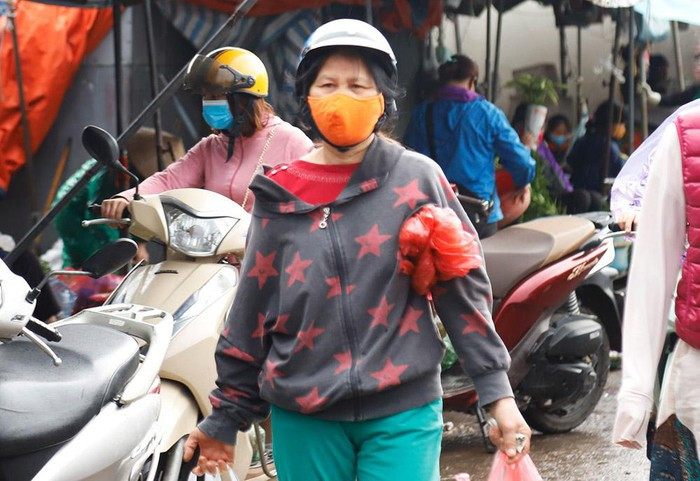 Bà Đào Thị Hạnh (quận Hoàng Mai) cho hay: “Chợ rất đông, nên người mua hàng chúng tôi khó giữ được khoảng cách. Bởi vậy, tôi chủ động chọn mua thực phẩm nhanh rồi về nhà”.