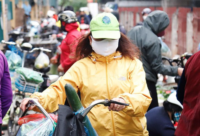Bà Phạm Thị Liễu (quận Ba Đình) chia sẻ: “Chúng tôi hiểu việc không giữ khoảng cách khi mua hàng tại chợ tiềm ẩn nguy cơ lây lan dịch bệnh. Nhưng rất khó để chúng tôi thực hiện đúng theo quy định, bởi chợ rất đông người”.