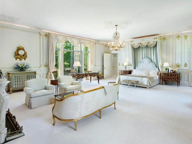 Phòng ngủ thiết kế theo phong cách hoàng gia sang trọng.