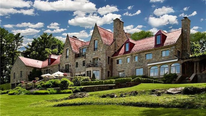 Đây là tòa nhà lịch sử 120 năm, được xây dựng vào năm 1900, thuộc sở hữu của gia đình Sulzberger, sở hữu tờ New York Times lúc bấy giờ.