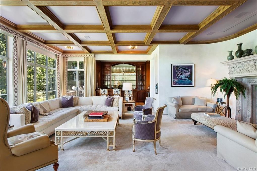 Toà biệt thự rộng 1.600 m2 bao gồm 8 phòng ngủ và 10 phòng tắm.