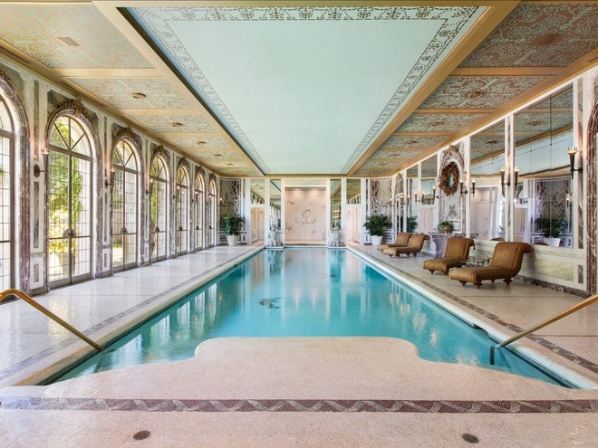 Bên trong biệt thự còn có một hồ bơi sang trọng theo tiêu chuẩn Olympic.