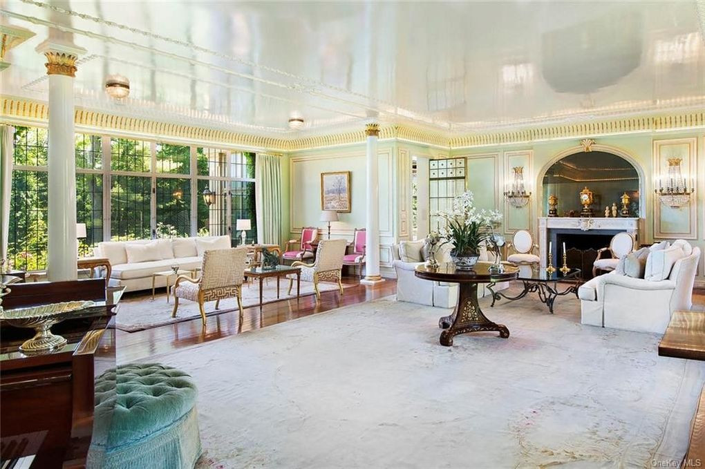  Biệt thự cổ mang lối kiến trúc châu Âu thời kỳ Phục Hưng, kết hợp những sáng tạo hiện đại, chịu ảnh hưởng từ kiến trúc Pháp, Italy và Anh.