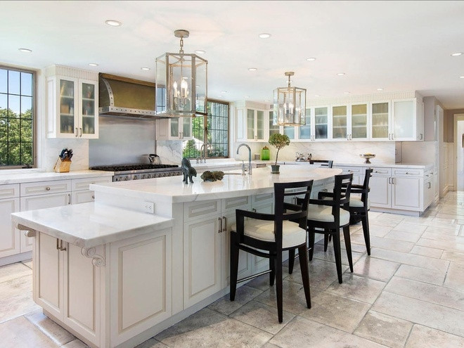 Nhà bếp trang nhã với gam màu trắng chủ đạo.