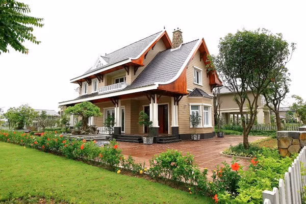 Nhà vườn 2 tầng kế thừa nét đẹp của nếp nhà Việt xưa kiểu mái thái lợp ngói đua vươn dài xuống. Ảnh: Kientrucsuvietnam.