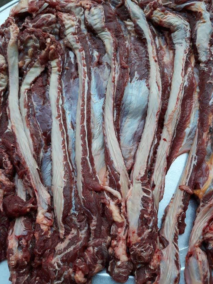 Trên mạng xã hội, nhiều ý kiến cho rằng, dẻ sườn bò "siêu rẻ" này có thể là dẻ sườn trâu Ấn Độ và hàng đông lạnh. Nhiều người bán rã đông và quảng cáo là hàng Việt còn tươi ngon.