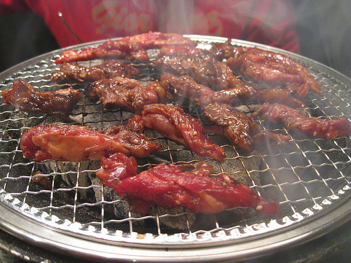 Để tránh mua phải dẻ sườn kém chất lượng, người tiêu dùng nên mua ở những nơi bán uy tín, có nguồn gốc, xuất xứ và hạn sử dụng rõ ràng. Nguồn ảnh: Facebook.