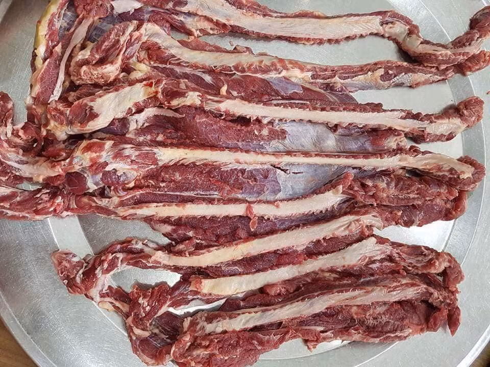 Trong khi đó, chị Nga (ở Ba Vì) cho biết, dẻ sườn tại các lò mổ cũng phải tới 170.000 đồng/kg.