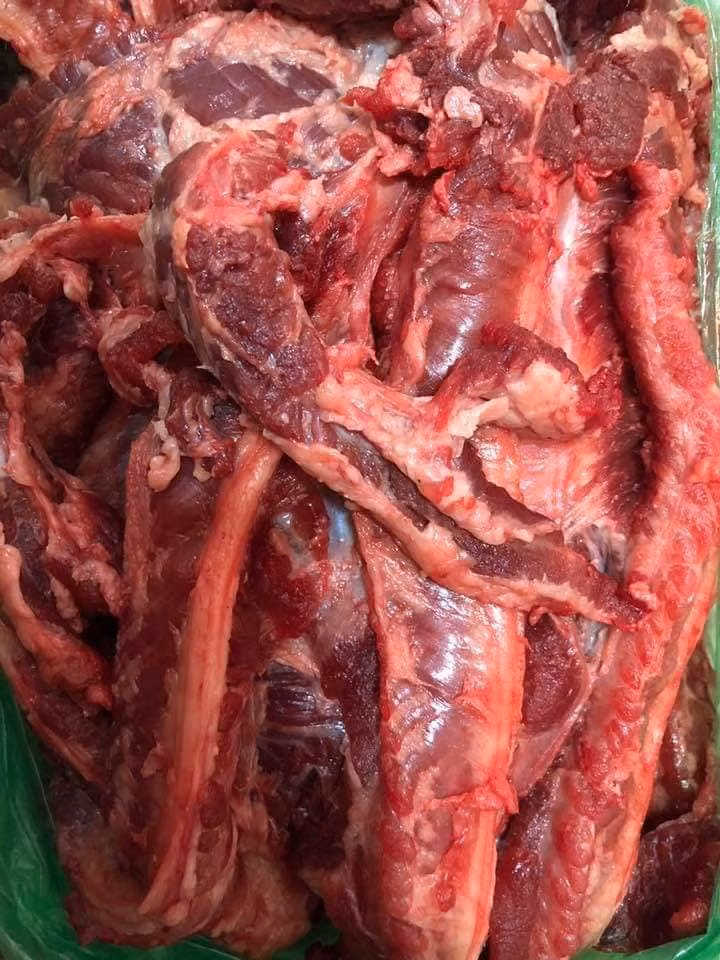 Cũng vì thế mà không ít khách mua phản ánh rằng thịt hôi khó ăn, nhìn ảnh quảng cáo tươi ngon, nhưng khi nhận lại thấy ghê không dám ăn...