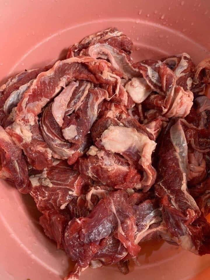 Tuy nhiên, chia sẻ trên Dân Việt, chị Huyền - một đầu mối buôn thịt bò gần chục năm ở Hà Nội, khẳng định dẻ sườn bò dưới 150.000 đồng/kg thì không thể là bò quê mổ tươi sống trong ngày.