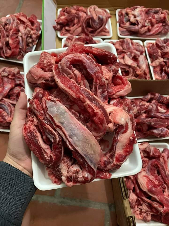 Người bán đều quảng cáo dẻ sườn tươi ngon, chất lượng được nhập từ các lò mổ bò ở nước ta.