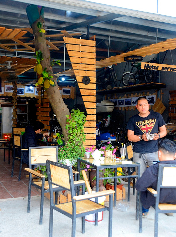 Căn nhà là sự kết hợp giữa không gian của quán cà phê và quán sửa xe. Ngăn giữa phần quán cà phê và sửa xe là một cây mít có đường kính khoảng 20cm. Ảnh: Bảo Ngọc.