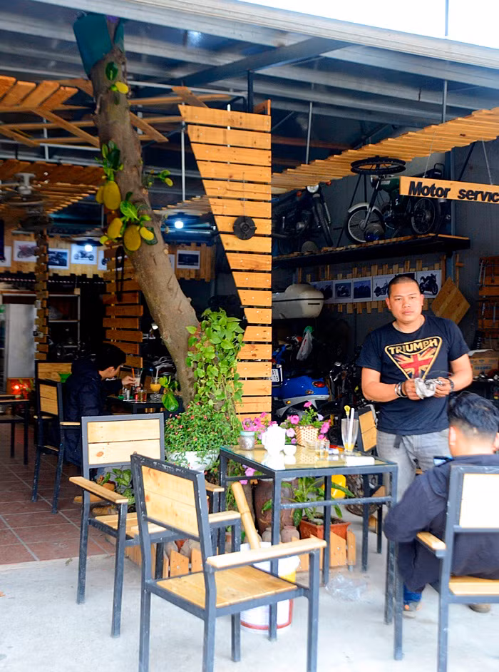 Căn nhà là sự kết hợp giữa không gian của quán cà phê và quán sửa xe. Ngăn giữa phần quán cà phê và sửa xe là một cây mít có đường kính khoảng 20cm. Ảnh: Bảo Ngọc.