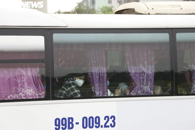 Hành khách trên chiếc xe khách mệt mỏi vì hàng tiếng đồng hồ mà xe không thể di chuyển.