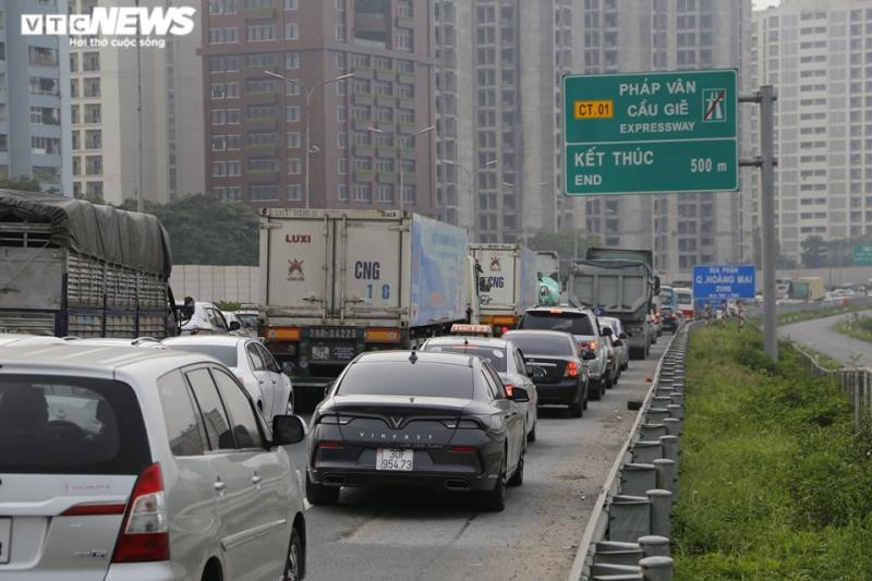 Ùn tắc kéo dài hàng km.