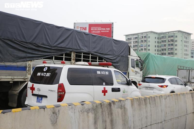 Tắc đường khiến chiếc xe cứu thương cũng không thể nhúc nhích.