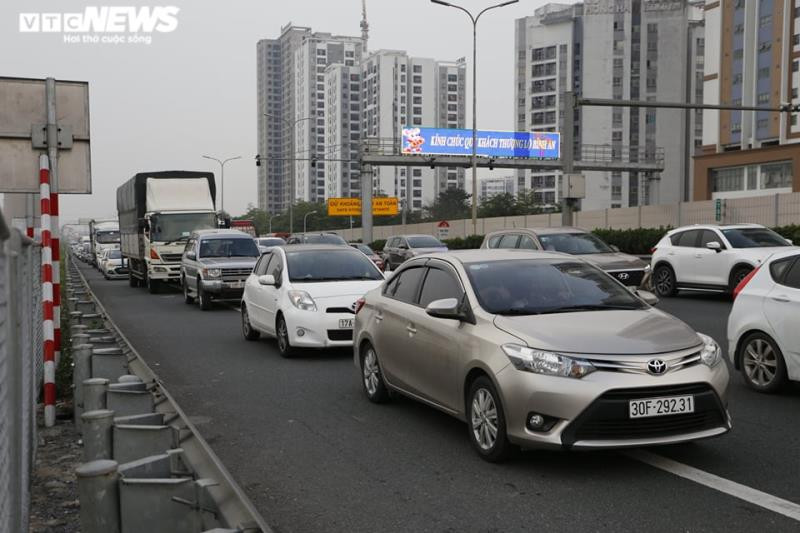 Do ùn tắc khiến các ô tô không thể di chuyển được.