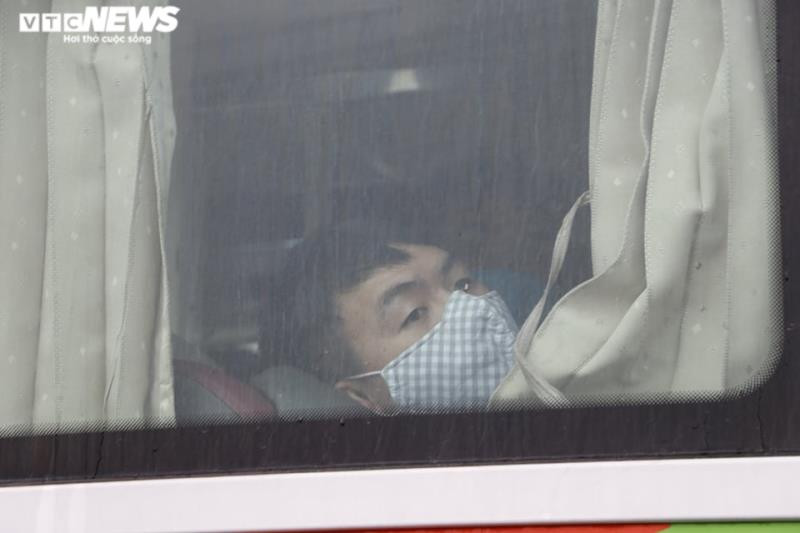 Hành khách tuân thủ quy định đeo khẩu trang trên xe khách để phòng tránh dịch COVID-19.