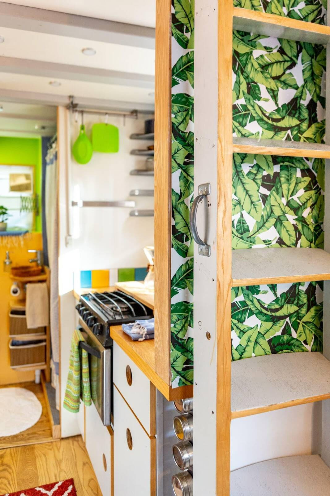 Nhà bếp nhỏ xinh với sắc xanh của họa tiết cây lá.
