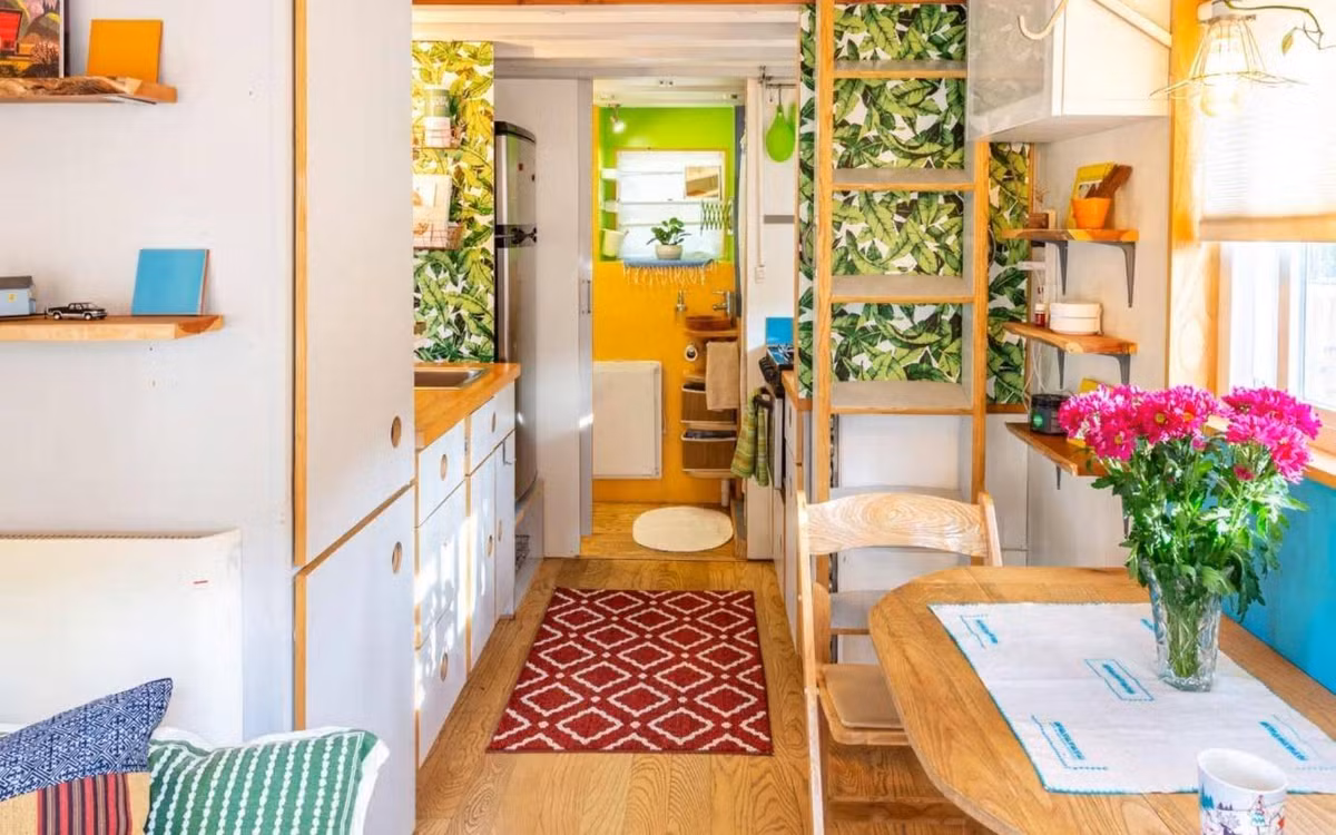 Bên trong nhà sử dụng gam màu trắng chủ đạo, dặc trưng của phong cách Bắc Âu.