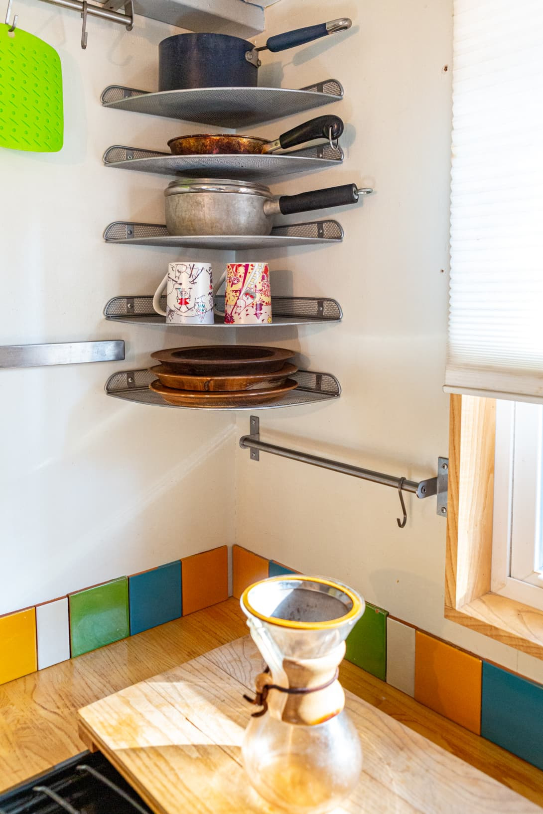 Kệ lưu trữ đồ bố trí ở góc tường, tiết kiệm tối đa diện tích.