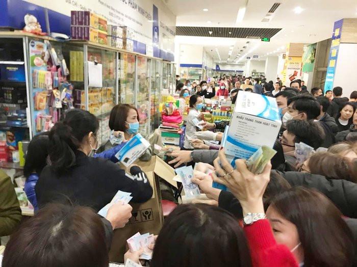 Nguoi nguoi chen nhau mua khau trang o cho thuoc lon nhat mien Bac-Hinh-3