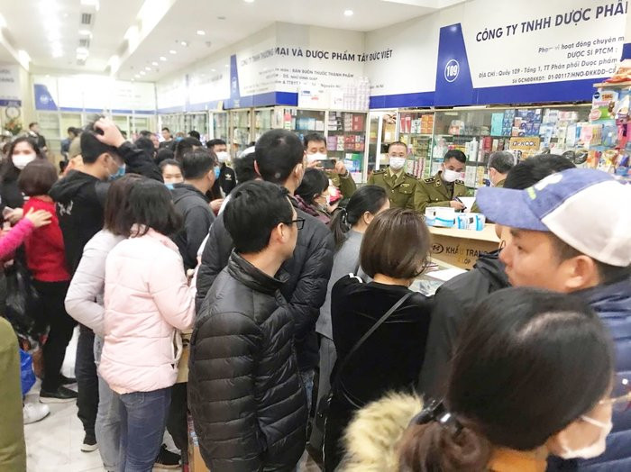Nguoi nguoi chen nhau mua khau trang o cho thuoc lon nhat mien Bac-Hinh-2