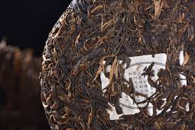 Quy trình chế biến thành phẩm chính là điều tạo nên sự khác biệt của trà Phổ Nhĩ. Quy trình sản xuất trà Phổ Nhĩ gồm: hái – xào – phơi dưới nắng – đóng bánh – lưu trữ.