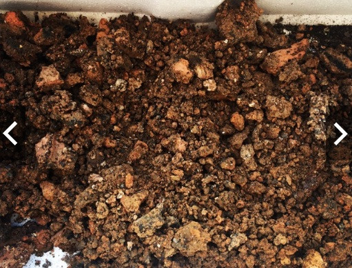 Trên Shopee, than tổ ong đã qua sử dụng (hay xỉ than tổ ong) được rao bán với giá 15.000 đồng/kg (chưa xử lý) và 30.000 đồng/kg (đã xử lý).