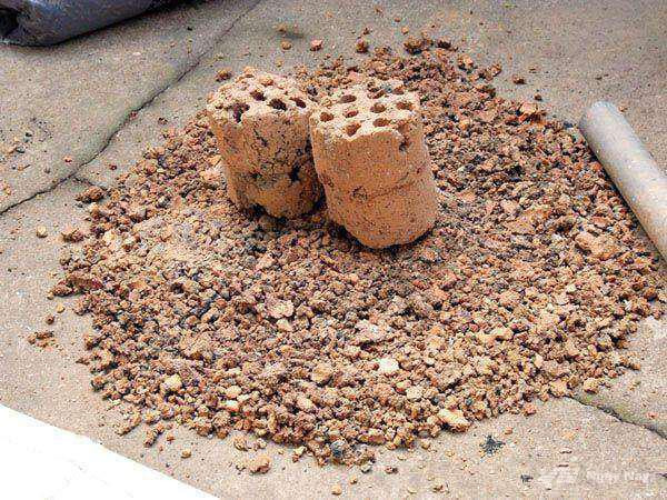 Anh Hiếu (Ba Đình, Hà Nội) chia sẻ, xỉ than tổ ong có thể xin được nhưng mang than về còn phải lọc ra mới sử dụng được. Nếu xin được thì công xử lý cũng mất rất nhiều thời gian.