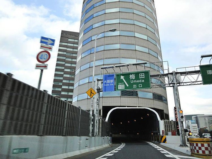 Tòa nhà gồm 16 tầng, nhưng riêng 3 tầng 5, 6 và 7 là đường cao tốc.