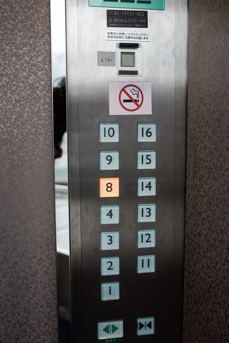 Theo đó, thang máy tòa nhà chỉ đi tới tầng 4 và đi thẳng lên tầng 8, bỏ qua 3 tầng dành riêng cho tuyến đường.