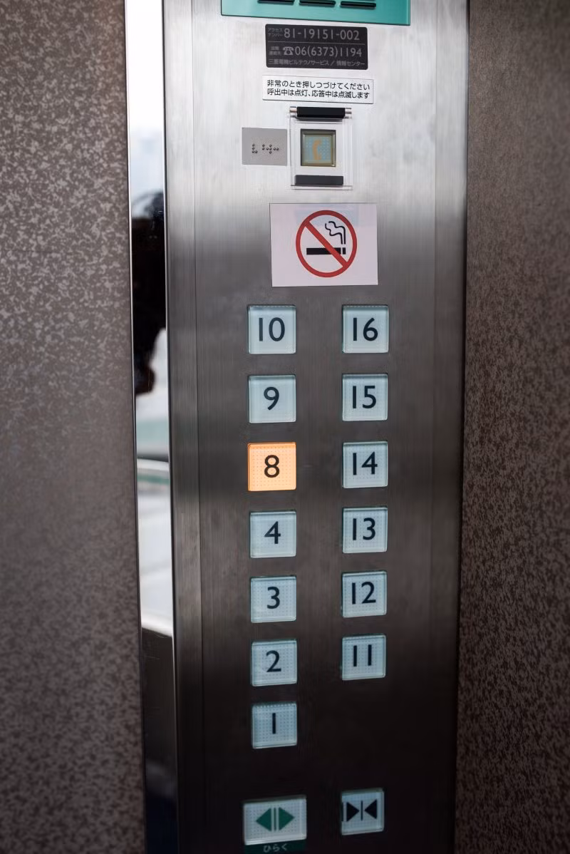 Theo đó, thang máy tòa nhà chỉ đi tới tầng 4 và đi thẳng lên tầng 8, bỏ qua 3 tầng dành riêng cho tuyến đường.