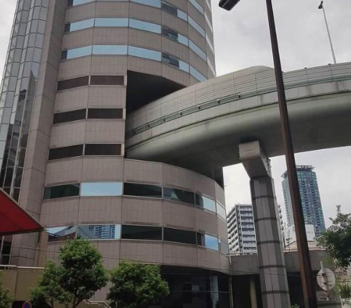 Thiết kế đường cao tốc đi qua tòa nhà là kết quả của một quá trình tranh chấp đất đai kéo dài đến sự thoải hiệp vô cùng bất ngờ.