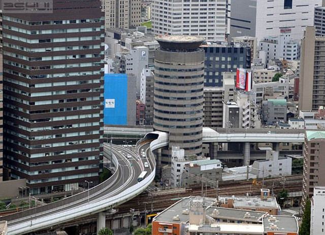 Quyền tài sản đối với lô đất đặc biệt này là do một công ty gỗ và than nắm giữ từ lâu. Nhưng theo thời gian, tòa nhà xuống cấp nghiêm trọng cũng như sự suy giảm của doanh nghiệp.