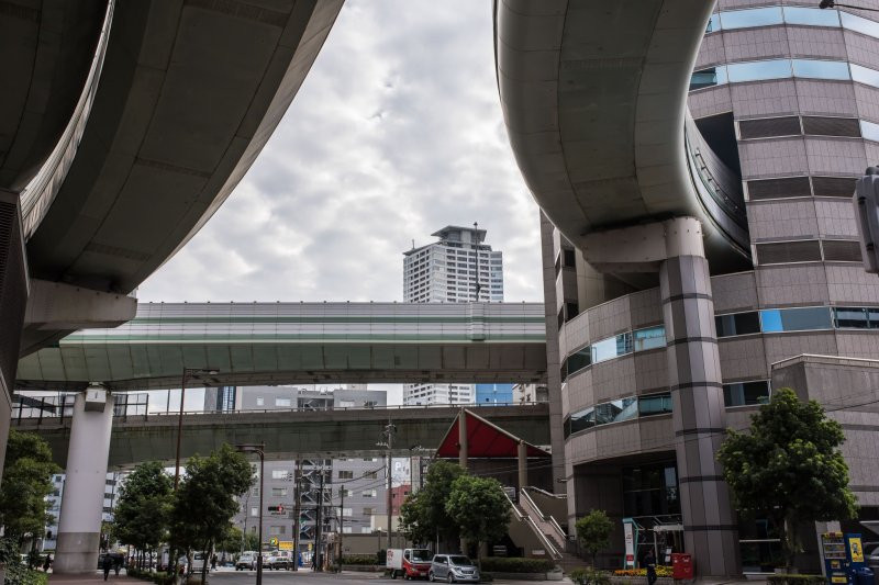 Đáng chú ý ở chỗ, phần đường đi qua cũng phải trả phí như bất cứ ai thuê căn hộ hay văn phòng tại đây.