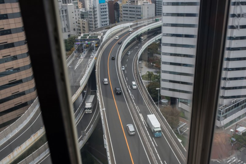 Ngoài việc các phương tiện giao thông qua lại xuyên qua, tất cả hoạt động ở tòa tháp vẫn diễn ra như bình thường. Nguồn ảnh: Japantravel. Video: Chiêm ngưỡng toà nhà bằng gỗ cao nhất thế giới. Nguồn: VTC1