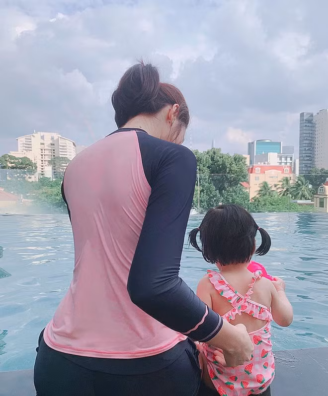 Bé Sophia được bố mẹ đưa đi du lịch nhiều nơi, có nhiều trải nghiệm phong phú ngay từ nhỏ. Nguồn ảnh: FBNV.