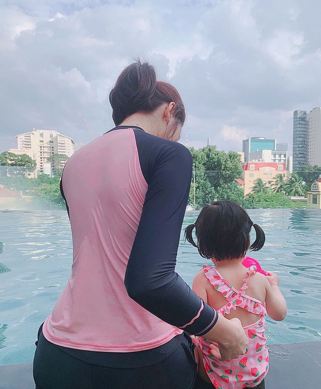 Bé Sophia được bố mẹ đưa đi du lịch nhiều nơi, có nhiều trải nghiệm phong phú ngay từ nhỏ. Nguồn ảnh: FBNV.