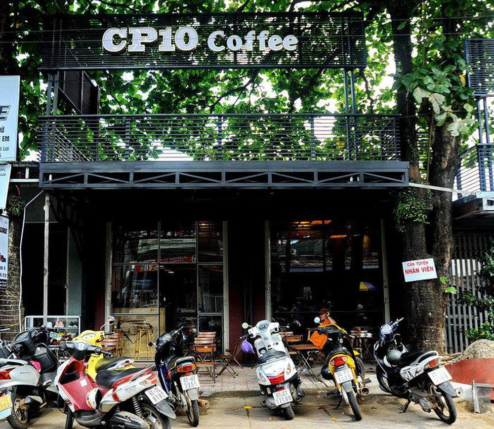 Gần đây, Công Phượng bắt tay cùng đồng đội một thời tại HAGL là Trần Hữu Đông Triều kinh doanh quán bánh tráng, thịt heo có phục vụ cà phê "ông bầu" tại TP HCM. Theo một số nguồn tin, thu nhập từ 3 quán cà phê này có thể ngang bằng với mức lương đá bóng của Công Phượng ở TP HCM...