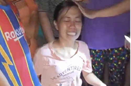 Nguyen mot can bo huyen bi dan ke giuong nam truoc nha nha doi tien