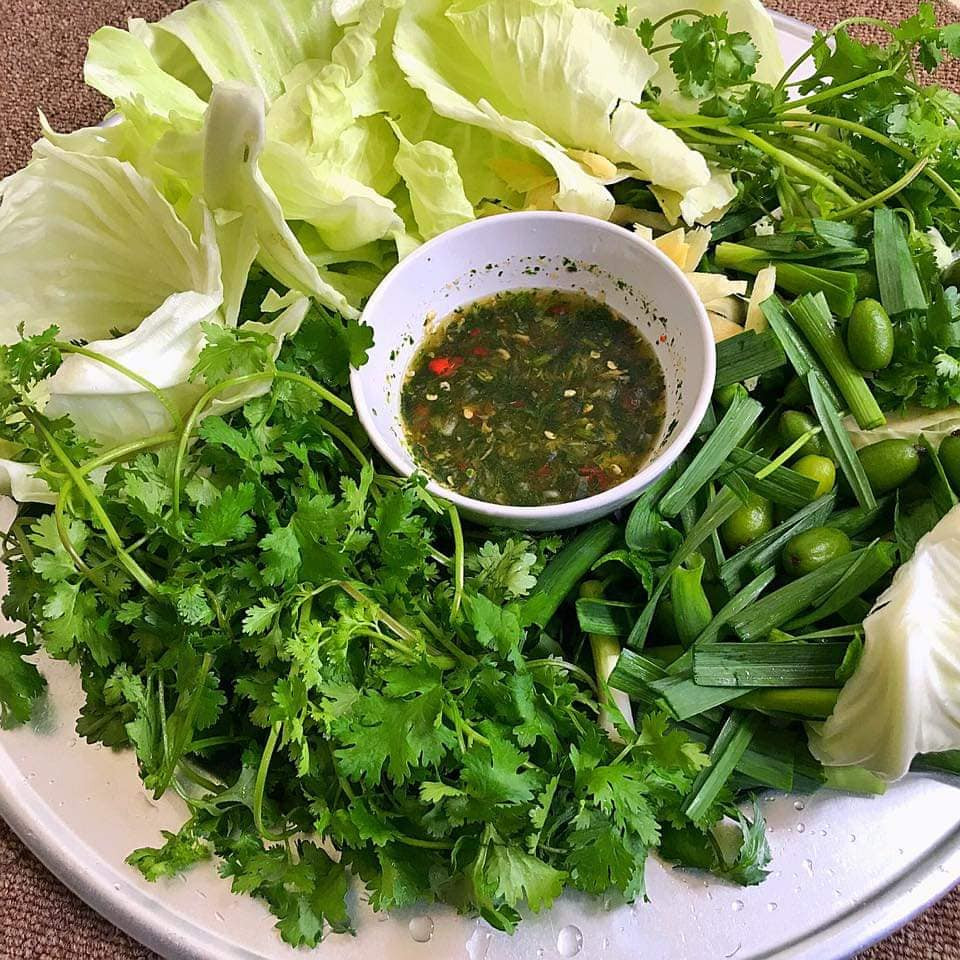 Chị Khánh cho biết, nhót xanh chua giòn chấm chẳm chéo ăn rất thú vị. Nhiều lần không có ý định mua nhưng mỗi lần lướt facebook thấy thèm lại đặt một set về thưởng thức ngay tại cơ quan. Nguồn ảnh: Facebook.