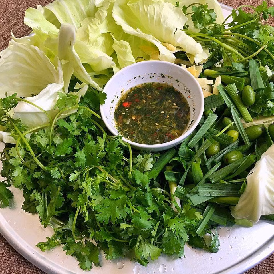 Chị Khánh cho biết, nhót xanh chua giòn chấm chẳm chéo ăn rất thú vị. Nhiều lần không có ý định mua nhưng mỗi lần lướt facebook thấy thèm lại đặt một set về thưởng thức ngay tại cơ quan. Nguồn ảnh: Facebook.