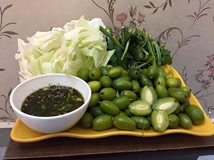 Chị Khánh (Hoàng Mai, Hà Nội) cho biết đã đặt mua nhót xanh mấy lần từ sau Tết.