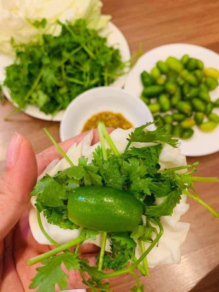 Chị Thúy (một người bán hàng online ở Hà Nội) cho biết, nhót xanh chấm chẳm chéo thường bán theo set.