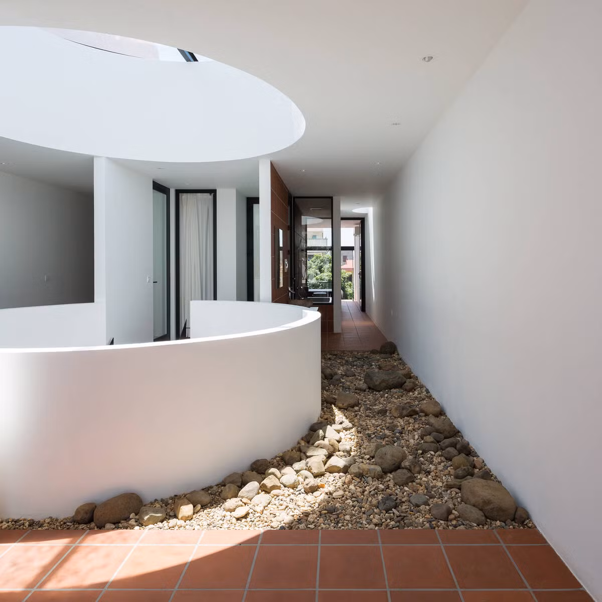 Các đường cong uốn lượn mang đến sự mềm mại hơn cho hình khối không gian.