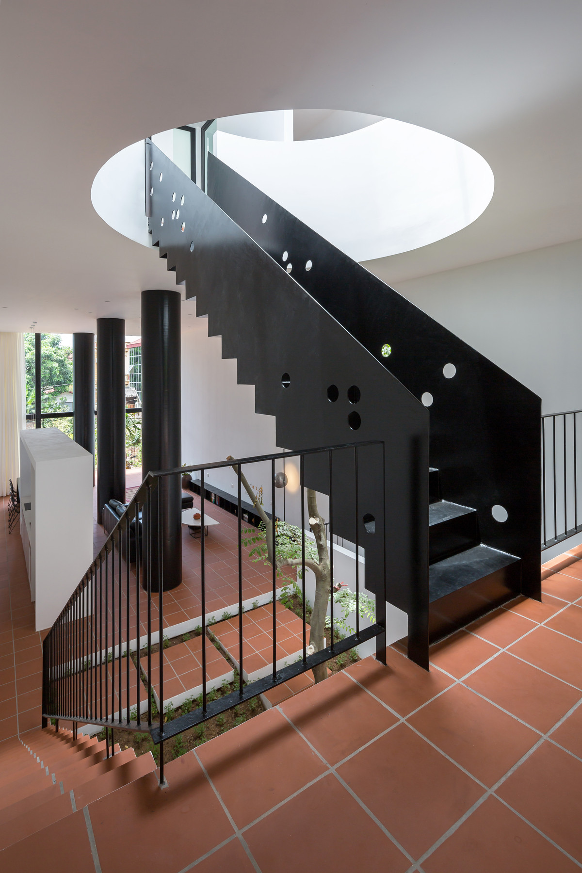 Ngôi nhà cũng được hạn chế tối đa sự xuất hiện của màu sắc, chất liệu khác nhau để dành sân khấu cho không gian và ánh sáng.