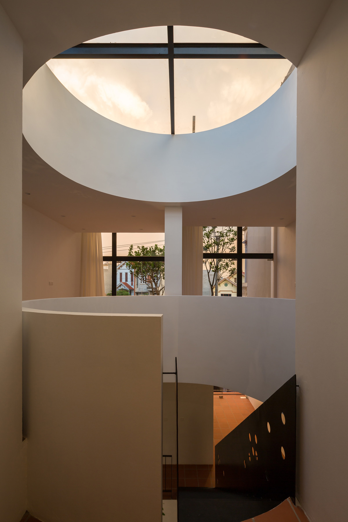 Hình ảnh giếng nước - sân đình được truyền tải thông qua vật liệu tối giản, màu sắc đơn giản và nhất là hệ giếng trời với khoảng trống lớn hình tròn.